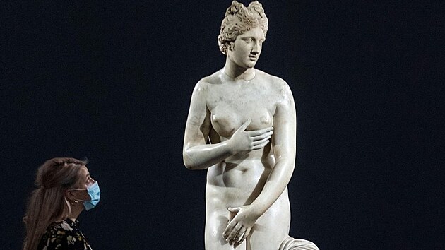 Zamstnankyn aukn sn Sothebys ped mramorovou sochy bohyn Afrodity pochzejc z prvnho a druhho stolet. Vtz draby za ni nakonec zaplatil 25 milion dolar. (3. prosince  2021)
