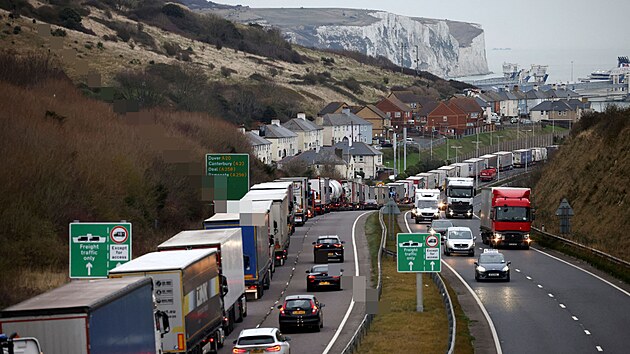 Ani rok po brexitu se kamionová krize nijak neuklidnila. Přišel totiž koronavirus a s ním i nedostatek řidičů. Na snímku kamiony, které se hromadí na dálnici A20 v britském Doveru na cestě do EU. (16. prosince 2021)