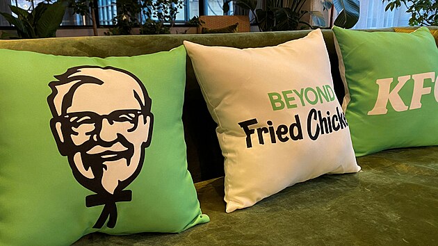 Spoluprci KFC se znakou Beyond Meat symbolizuje i nov design provozoven etzce v USA. Na snmku interir poboky v americkm Chicagu. (19. prosince 2021)