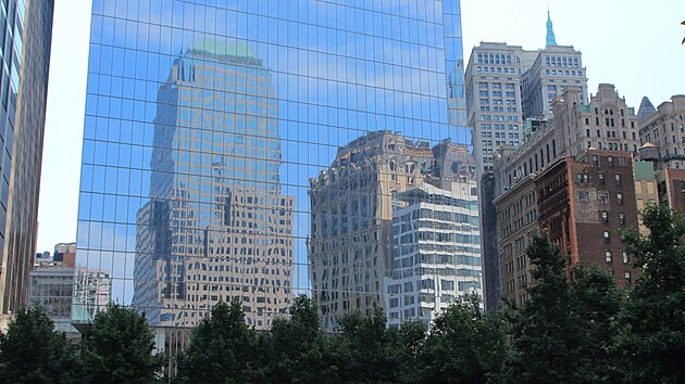 Pro ptky jsou nejnebezpenj sklenn plochy, kter odrej zele. Jednou z takovch past je i nov budova Svtovho obchodnho centra na Manhattanu. (15. dubna 2020) 