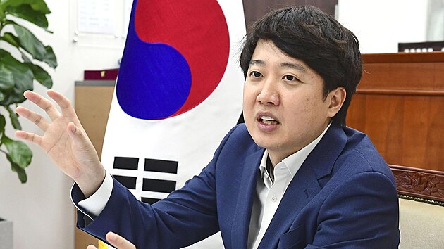 Pedseda jihokorejsk opozin lidov strany Lee un-Sok je obviovn z podporovn antifeministickho hnut. (9. listopadu 2021)