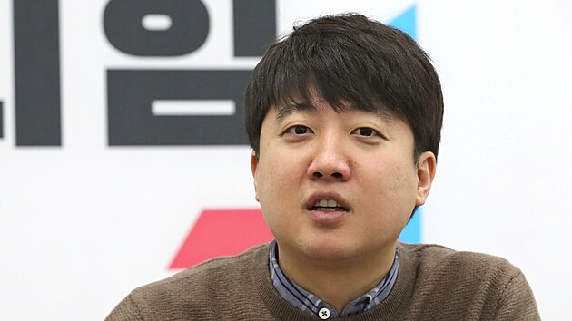 Pedseda jihokorejsk opozin lidov strany Lee un-Sok je obviovn z podporovn antifeministickho hnut. (24. prosince 2021)