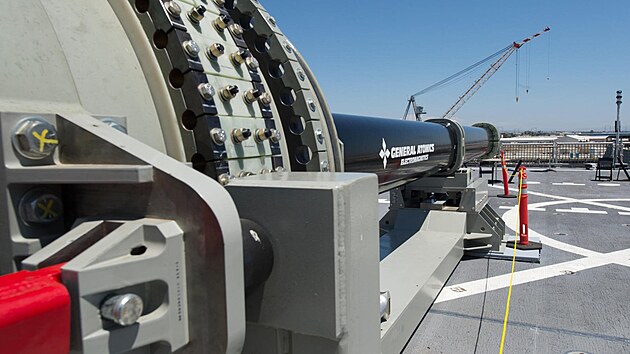 Prototyp elektromagnetick�ho d�la na palub� americk� v�le�n� lodi (8. �ervence 2014)