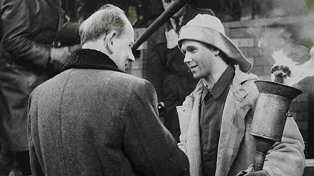 Pedseda vldy a pozdj prezident Antonn Zpotock (vlevo) 1. ledna 1952...