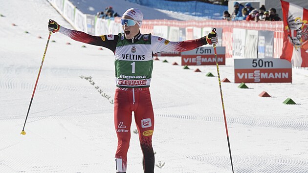 Rakušan Johannes Lamparter se raduje po dokončení lyžařského úseku.