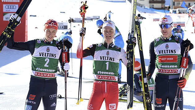 Vítězný Johannes Lamparter (uprostřed), vpravo stojí druhý Němec Vinzenz Geiger, vlevo třetí Němec Eric Frenzel.