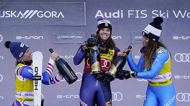 vdka Sara Hectorov slav vtzstv v obm slalomu v Kranjsk Goe. Vlevo druh Francouzka Tessa Worleyov, vpravo tet Italka Marta Bassinov.