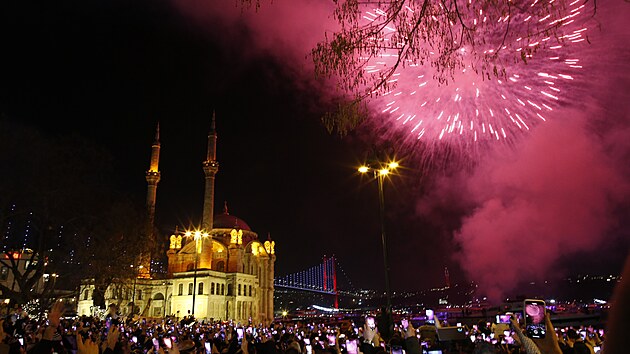 Silvestrovské oslavy v tureckém Istanbulu (31. prosince 2021)