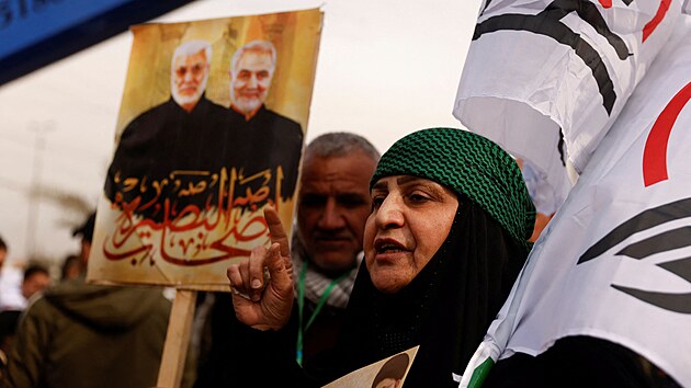 V iráckém Bagdádu se sešly tisíce lidí, aby si připomněly americký útok na íránského generála Kásema Solejmáního a člena vedení iráckých Lidových mobilizačních sil Abú Mahdího Muhandise. (1. ledna 2022)