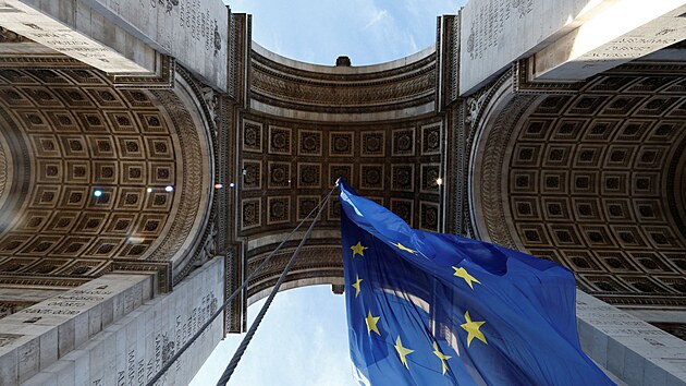 Na paskm Vtznm oblouku se objevila vlajka Evropsk unie, kter Francie od ledna pedsed. (1. ledna 2022)