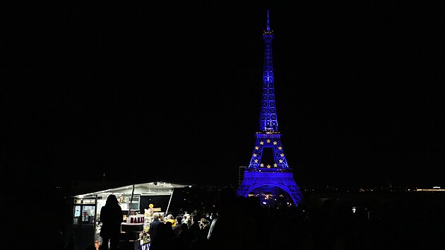 Unijn barvy se objevily tak na Eiffelov vi. (1. ledna 2022)