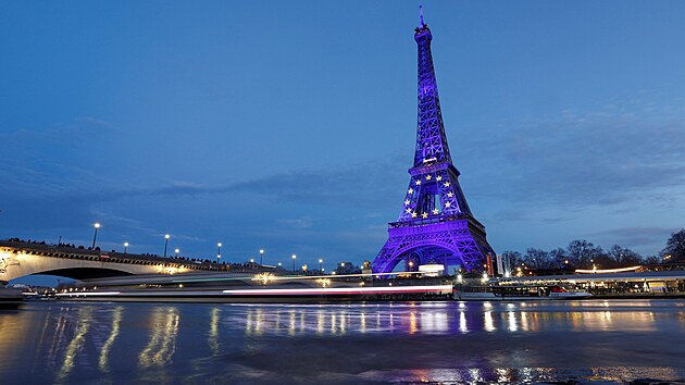 Unijn barvy se objevily tak na Eiffelov vi. (1. ledna 2022)