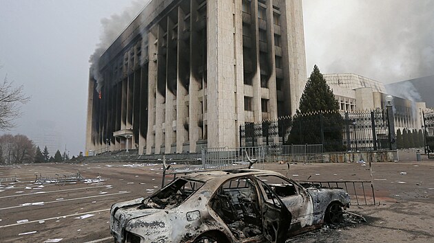 Následky nepokojů v kazachstánském městě Almaty.  Na snímku je ohořelá budova radnice. (6. ledna 2022)