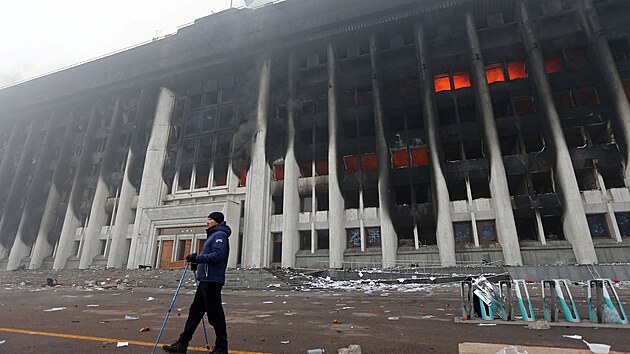 Následky nepokojů v kazachstánském městě Almaty.  Na snímku je ohořelá budova radnice. (6. ledna 2022)