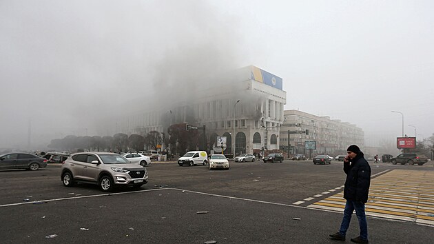 Následky nepokojů v kazachstánském městě Almaty.  Na snímku je ohořelá budova státní televize. (6. ledna 2022)