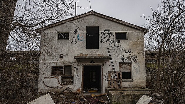 Skupina teenagerů v opuštěné budově družstva ve slovenské obci Miloslavov (na snímku) napadla a brutálně zbila jedenáctiletou dívku. (5. ledna 2022)