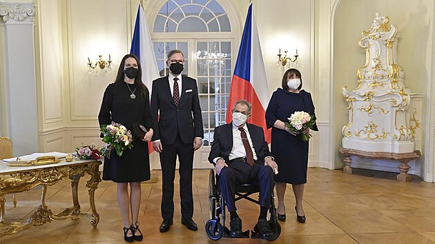 Prezident Miloš Zeman s manželkou Ivanou přijali na zámku v Lánech premiéra Petra Fialu s manželkou Janou.