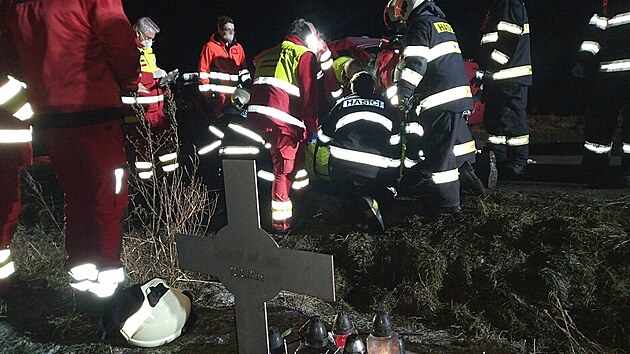 Tragick nehoda dvou aut se stala na silnici III. tdy u obce Kosiky na Krlovhradecku, vyprotn idi pozdji zemel (22. 12. 2021).