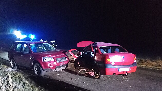 Tragick nehoda dvou aut se stala na silnici III. tdy u obce Kosiky na Krlovhradecku, vyprotn idi pozdji zemel. (22. 12. 2021).