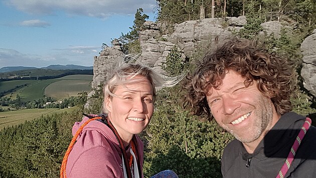 Denisa Pavlová a Petr Horký milují skály a přírodu kolem Adršpachu. Snímek je z Křížového vrchu z července 2019, v pozadí je Zdoňov.