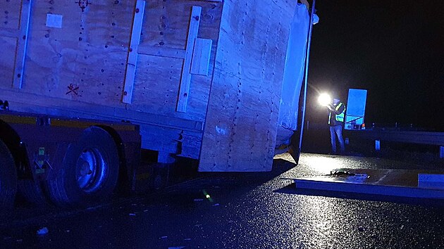 Kamion s nadrozmrnm nkladem jel asi rychle, u Brna zablokoval kiovatku. (4. ledna 2022)