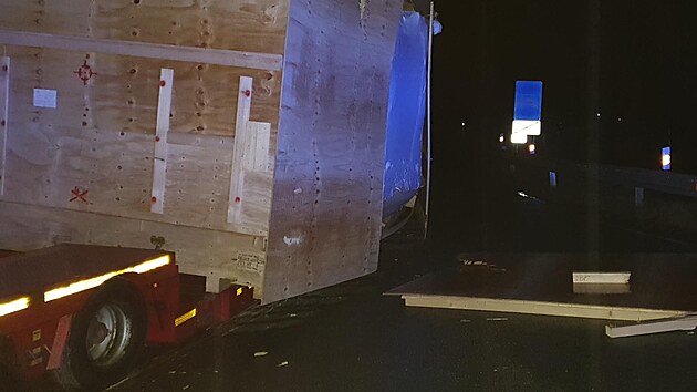 Kamion s nadrozměrným nákladem jel asi rychle, u Brna zablokoval křižovatku. (4. ledna 2022)