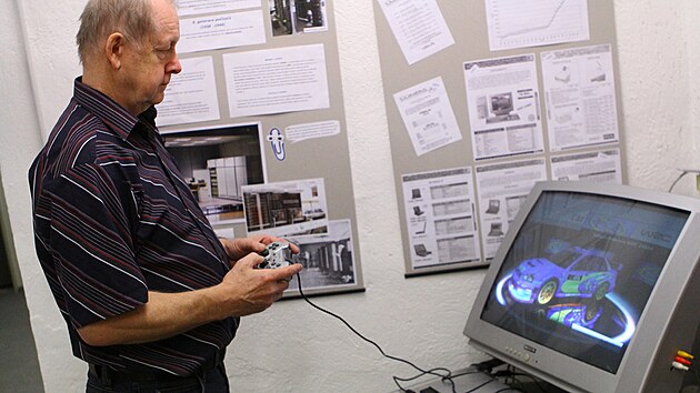 Jednm z expont, kter vybz k vyzkouen, je i hern konzole PlayStation 2, novinka ze zatku milnia.
