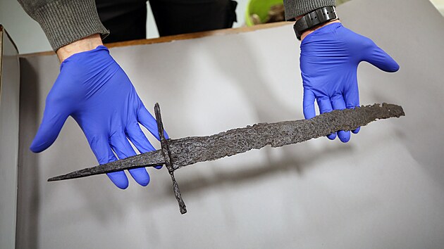 Ani archeologických nálezů, jež by se mohly vztahovat k husitským válkám, se v Brodě mnoho nenašlo. Tento meč je výjimkou. V 60. letech minulého století byl nalezen na dně řeky Sázavy. Pochází z 15. století. Podle archeologů je tak klidně možné, že patřil některému z utonuvších královských žoldnéřů. Jistě to ale říci nemohou. Meč je ve sbírkách havlíčkobrodského Muzea Vysočiny.
