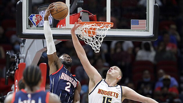 David Nwaba z Houstonu zakonuje, zblokovat se ho sna Nikola Joki z Denveru.