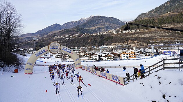 Start zvodu bky na lych na deset kilometr klasicky ve Val di Fiemme v rmci Tour de Ski.