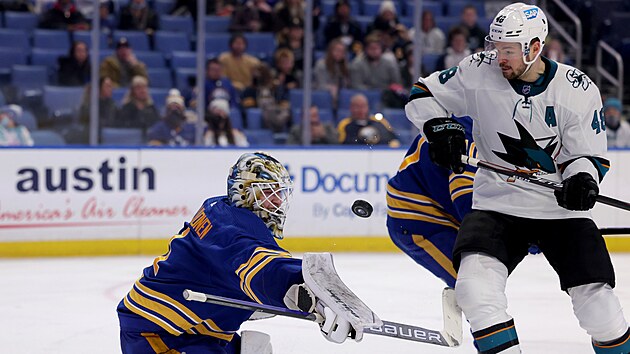 Tom Hertl ze San Jose h v pedbrankov pozici, glman Buffala Ukko-Pekka Luukkonen kryje letc puk.