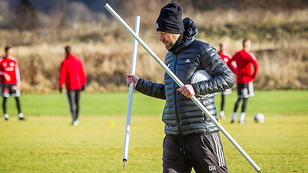 Fotbalist� Dynama na prvn�m tr�ninku v zimn� p��prav�. Na sn�mku je tren�r David Horej�.