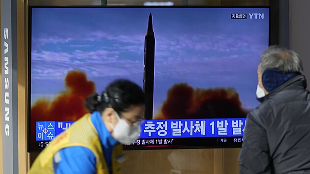 Televize v jihokorejskm Soulu vyslaj archivn zbry odpalu severokorejsk rakety. KLDR cvin vyslala balistickou stelu do moe poprv po dvou mscch. (5. ledna 2021)