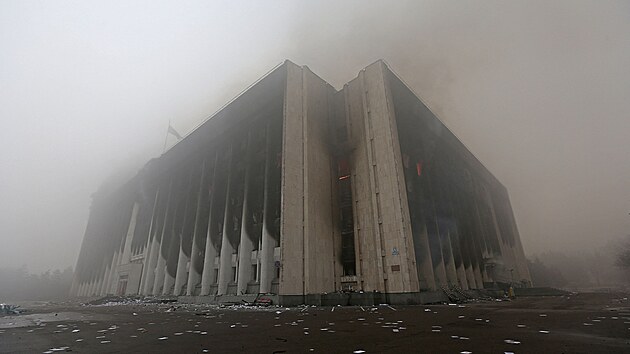 Budovu úřadu starosty města Almaty zapálili demonstranti při nepokojích po celém Kazachstánu. (6. ledna 2021)