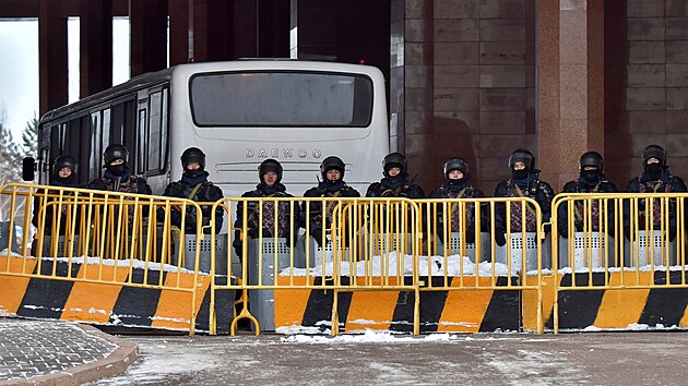 Do ulic města Nur-Sultan v Kazachstánu vyrazily bezpečnostní složky potlačit občanské nepokoje. (6. ledna 2021)