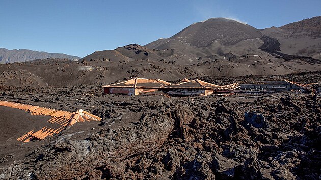 Popel ze sopky Cumbre Vieja zcela zakryl domy na ostrov La Palma. (4. ledna 2022)
