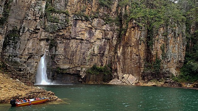 Nad jezerem Lago de Furnas na jihu Brazílie se utrhl kus skály a spadl na čluny s turisty. (8. ledna 2022)