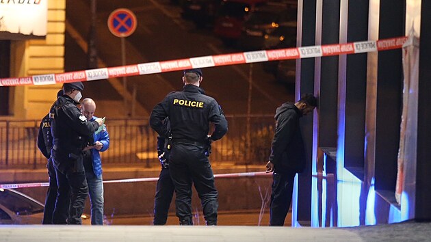Policisté zadrželi pachatele ozbrojeného přepadení u pražské Pasáže Churchill. (1. ledna 2022)
