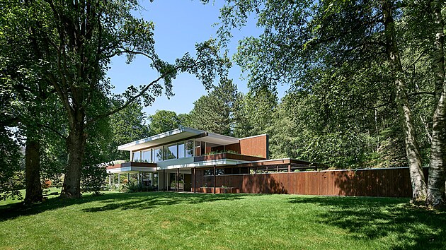 Kemperův dům, který navrhl Richard Neutra, odráží americké archetypy své doby díky koncepci otevřených místností a propojení s přírodou.