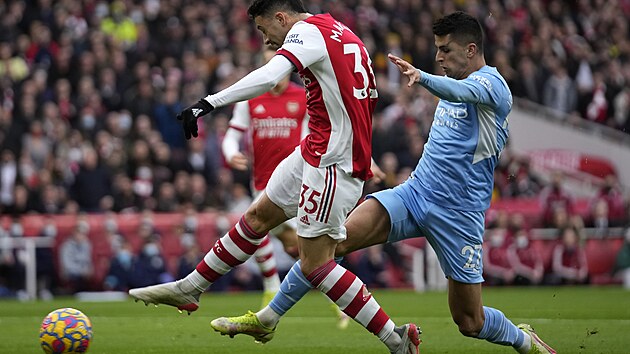 Joao Cancelo (vpravo) z Manchesteru City brn  Gabriela Martinelliho z Arsenalu.