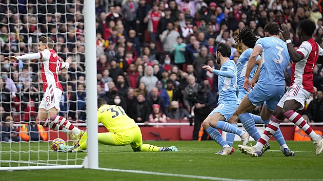 Brank Ederson z Arsenalu el anci Martina Odegaarda (vlevo) z Manchesteru City.