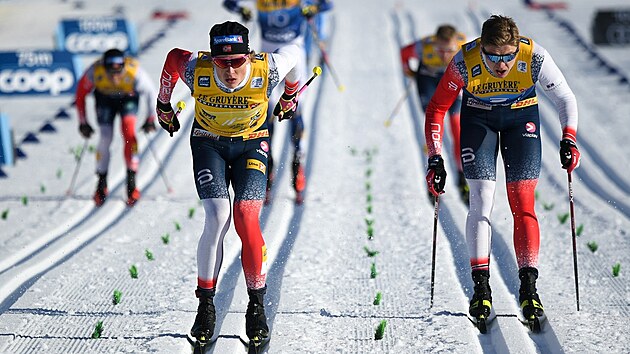 Norsk souboj ve finii sprintu v rmci Tour de Ski v Oberstdorfu. Vlevo vtzn Johannes Hoesflot Klaebo,vpravo druh Erik Valnes.