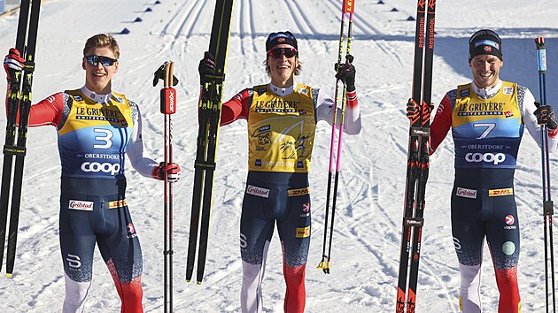 Sprint mu v Oberstdorfu se zmnil v norsk ampiont. Zleva druh Erik Valnes, vtz Johannes Hoesflot Klaebo a tet Paal Golberg.