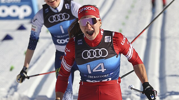 Rusk bkyn na lych Natalja Nprjajevov se raduje z triumfu ve sprintu Tour de Ski v Oberstdorfu.