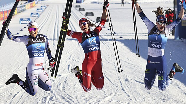 Trio nejlepch bky na lych ve sprintu Tour de Ski v Oberstdorfu. Zleva druh vdska Johanna Hagstrmov, vtzn Ruska Natalja Nprjajevov a tet Johanna Matintalaov z Finska.