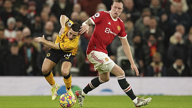 Phil Jones (vpravo) z Manchesteru United v souboji s Danielem Podencem z Wolverhamptonu.