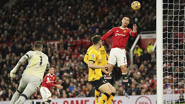 Cristiano Ronaldo z Manchesteru United hlavikuje v duelu s Wolverhamptonem.