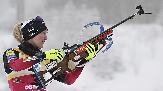 Norsk biatlonistka Marte Olsbuov Riselandov bhem sprintu v Oberhofu.