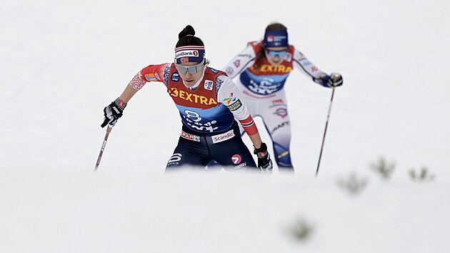 Norsk bkyn Heidi Wengov (vlevo) m pro triumf v posledn etap Tour de Ski.