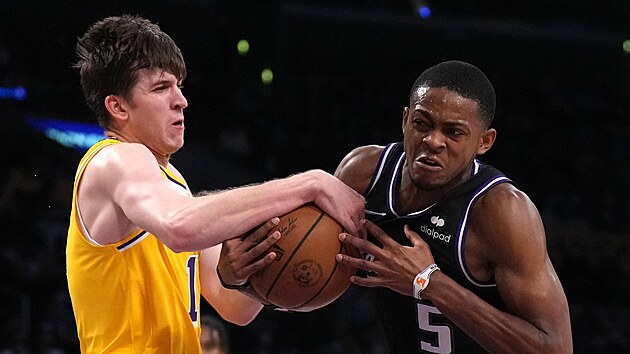 Austin Reaves (vlevo) z Los Angeles Lakers se pokou sebrat m De'Aaronovi Foxovi ze Sacramento Kings.